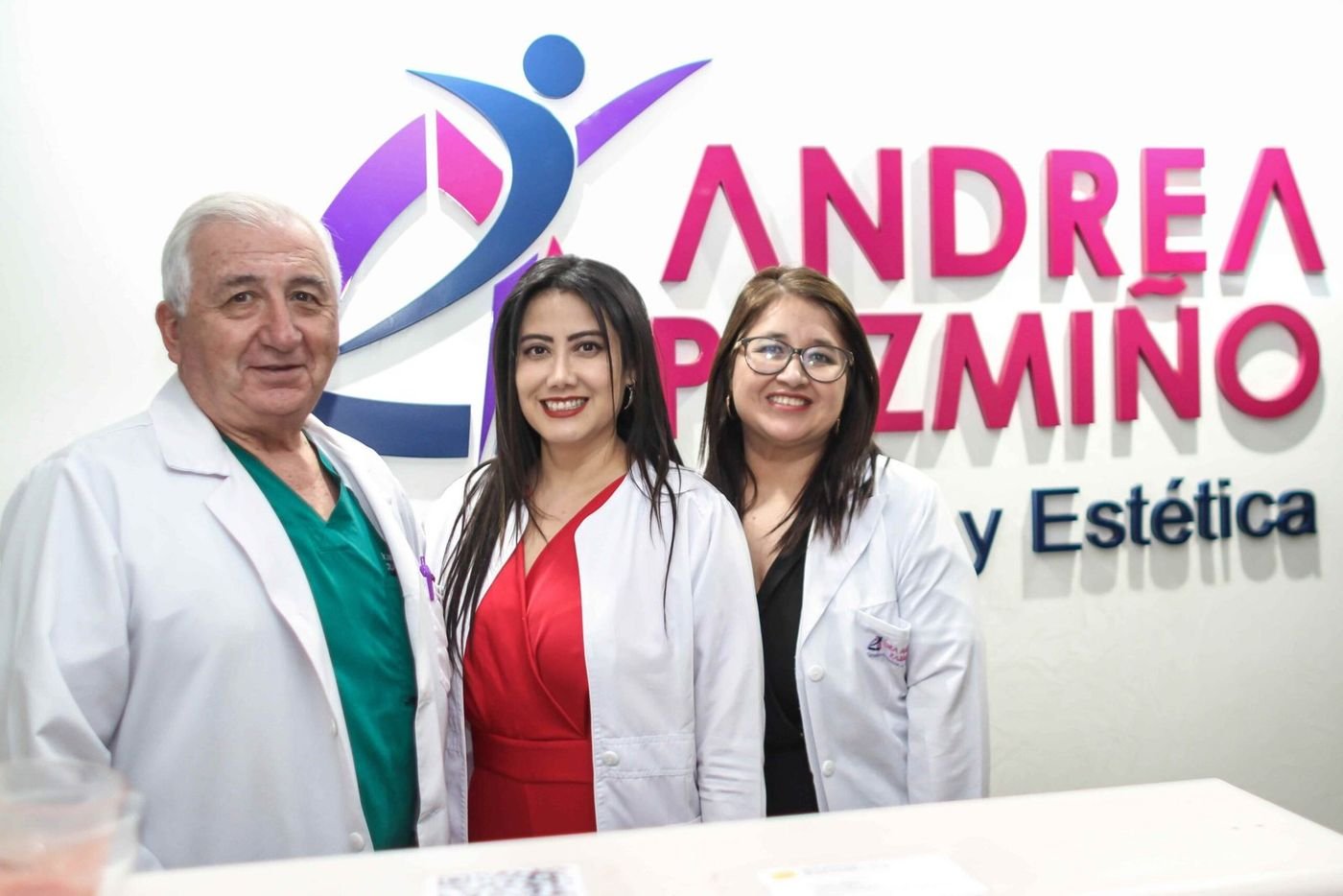 La Dra. Andrea Pazmiño junto a su equipo